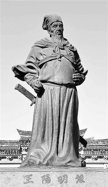 浙江余姚王阳明故居前的王阳明塑像.